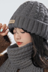Caciula dama, set doua piese, model clasic minimalist, fular tip esarfa asortat, tematica warm and cozy winter, marime universala, gri - Img 3