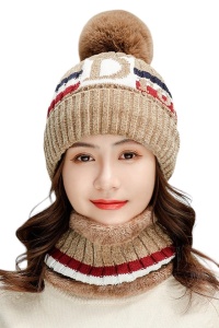 Caciula dama, set doua piese, model cu pom pom si fular calduros asortat, tematica cozy life, marime universala, maro