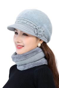 Caciula dama, set doua piese, model elegant pufos cu cozoroc si accesorizat cu fundita si fular tip guler asortat, captuseala calduroasa, tematica elegant winter flowers, marime universala, gri