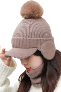 Caciula dama, set doua piese, model pom pom cu acoperitori pentru urechi si cozoroc curbat, cu fular tip guler asortat, tematica fashion winter, marime universala, maro