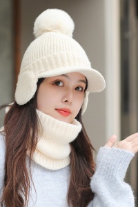 Caciula dama, set doua piese, model pom pom cu acoperitori pentru urechi si cozoroc curbat, cu fular tip guler asortat, tematica fashion winter, marime universala, bej - Img 3
