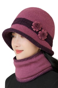 Caciula dama, tip palarie, set doua piese, model elegant cu guler tip fular, accesorizat cu floricele delicate, tematica elegant style, marime universala, roz inchis