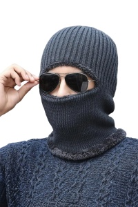 Caciula de barbati, model cagula decupata la fata, cu prelungire la gat protectie tip fular, captuseala moale si pufoasa, marime universala, gri