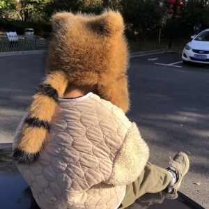 Caciula pentru copii, accesorizata cu urechiuse si codita de vulpita, model pufos si funny, prindere reglabila, tematica happy little fox, 3 – 8 ani, maro - Img 3