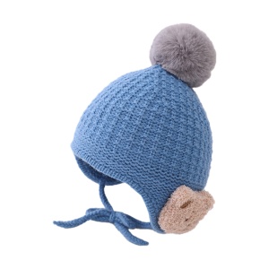Caciula pentru copii, model pom pom si ursulet la urechi, prindere sub barbie reglabila, tematica prietenul meu blanos, 1 – 2 ani, albastra