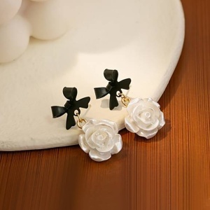 Cercei dama, model elegant cu floricele, accesorizati cu fundite, tematica beautiful nature, albi cu negru - Img 2