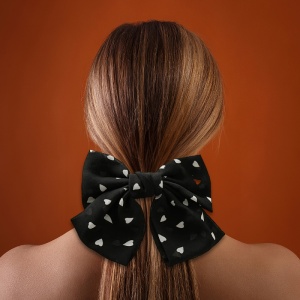 Clama de par, model accesorizat cu funda supradimensionata, imprimeu inimioare delicate, neagra - Img 2