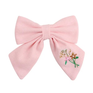 Clama de par, model school memories accesorizat cu funda supradimensionata, detaliu brodat cu elemente delicate florale, roz deschis