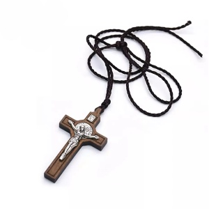 Cruce din lemn cu insertie metalica argintie, cu prindere pe snur reglabil, unisex