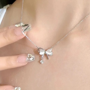 Lant dama, pandantiv delicat, model fundita tip papion cu cristale de sticla, tematica fancy lady, reglabil, argintiu - Img 2