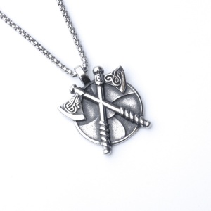 Lant unisex, pandantiv viking, model cu scut si topoare, tematica berseker warrior, argintiu,