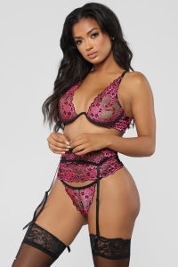 Lenjerie sexy dama, set 3 piese, sutien cupe triunghiulare, portjartier tip corset si chilot tanga, model delicat, tematica fantezie pink, roz - Img 3