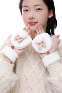 Manusi dama si adolescente, model cu degete dezgolite, capac prindere cu nasturel, accesorizate cu urechiuse si codita de iepuras, tematica winter bunny, marime universala, roz