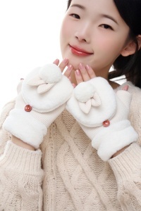 Manusi dama si adolescente, model cu degete dezgolite, capac prindere cu nasturel, accesorizate cu urechiuse si codita de iepuras, tematica winter bunny, marime universala, bej