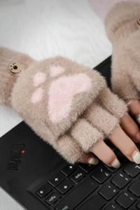 Manusi pentru adolescente pana in 18 ani, calduroase, model cu capat decapotabil si prindere cu nasture, tematica winter cat, marime universala, maro - Img 3
