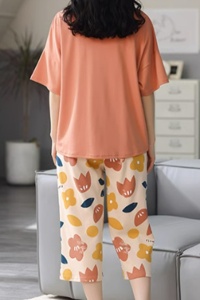 Pijama dama, set doua piese, bluza maneca scurta cu buzunar si pantaloni trei sferturi, model cu frunze, tematica o toamna colorata, portocalie - Img 2