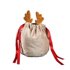 Saculet pentru cadou, model surpriza de Craciun, moale si catifelat, accesorizat cu urechiuse de ren, strangere reglabila cu snur, tematica magia sarbatorilor de iarna, maro