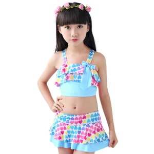 Set costum de baie pentru fetite, 3 piese, top tip bustiera, pantaloni scurti tip fustita si casca asortata, model chic elegant, imprimeu inimioare vesele, albastru