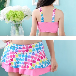 Set costum de baie pentru fetite, 3 piese, top tip bustiera, pantaloni scurti tip fustita si casca asortata, model chic elegant, imprimeu inimioare vesele, roz - Img 4
