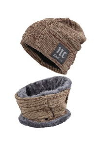 Set doua piese, caciula de barbati si fular asortat, captuseala moale si pufoasa, model daily casual, tematica felling confident, marime universala, maro