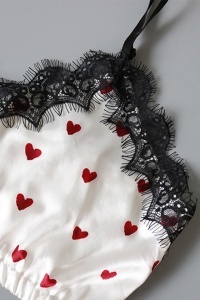 Set pijama, haine de stat in casa sexy, 2 piese, cu dantela, bustiera si chilot alb cu inimioare rosii, marimea XXL - Img 4