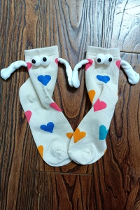 Sosete haioase, model vesel accesorizat cu manute cu magnet si ochisori, imprimeu cu inimioare, tematica crazy couple love, unisex, marime 36-42, multicolore cu alb - Img 2