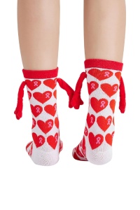 Sosete haioase, model vesel accesorizat cu manute cu magnet si ochisori, imprimeu cu inimioare, tematica crazy couple love, unisex, marime 36-42, rosii - Img 3