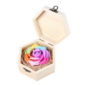 Trandafir multicolor din sapun lucrat manual ambalat in cutie de lemn, RRI