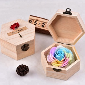 Trandafir multicolor din sapun lucrat manual ambalat in cutie de lemn, RRI - Img 4