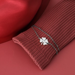 Bratara dama, dublata, model lucky, pandantiv trifoi norocos, cu accesorii bilute, reglabila, argintie - Img 3