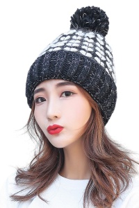 Caciula dama, model calduros cu pom pom si inimioare, tematica I love winter, marime universala, neagra