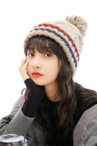 Caciula dama, model calduros cu pom pom, tematica cozy winter, marime universala, bej