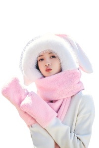 Caciula dama, model cu urechiuse de iepuras, prelungire fular calduros si spatiu pentru maini tip manusi, tematica cute little bunny, marime universala, roz cu alb
