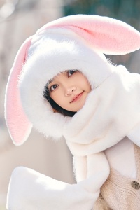 Caciula dama, model cu urechiuse de iepuras, prelungire fular calduros si spatiu pentru maini tip manusi, tematica cute little bunny, marime universala, alba - Img 3