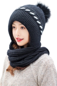 Caciula dama, model fashion cu pom pom si imitatie urechi tip fular reglabil, captuseala moale si calduroasa, detaliu distinctiv prin contrast, marime universala, neagra
