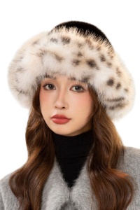Caciula dama, model pufos cu bordura, imprimeu animal print, tematica fluffy winter, marime universala, neagra
