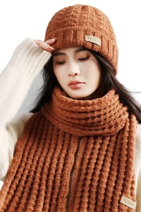 Caciula dama, set doua piese, model clasic minimalist, fular tip esarfa asortat, tematica warm and cozy winter, marime universala, maro