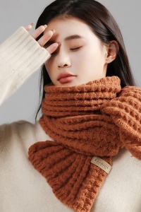 Caciula dama, set doua piese, model clasic minimalist, fular tip esarfa asortat, tematica warm and cozy winter, marime universala, maro - Img 2