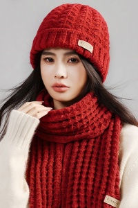 Caciula dama, set doua piese, model clasic minimalist, fular tip esarfa asortat, tematica warm and cozy winter, marime universala, rosu - Img 3