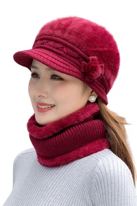 Caciula dama, set doua piese, model elegant pufos cu cozoroc si accesorizat cu fundita si fular tip guler asortat, captuseala calduroasa, tematica elegant winter flowers, marime universala, visiniu inchis