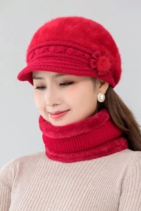 Caciula dama, set doua piese, model elegant pufos cu cozoroc si accesorizat cu fundita si fular tip guler asortat, captuseala calduroasa, tematica elegant winter flowers, marime universala, rosie - Img 2