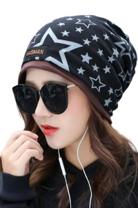 Caciula dama tip bandana, model cool cu stelute dublat la interior, despicatura la ambele parti, tematica urban style, marime universala, neagra