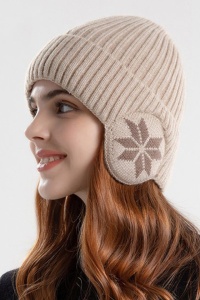 Caciula iarna, model cu protectie intarita pentru urechi, imprimeu fulg de zapada, captuseala moale si fina, tematica happy winter, unisex, marime universala, bej