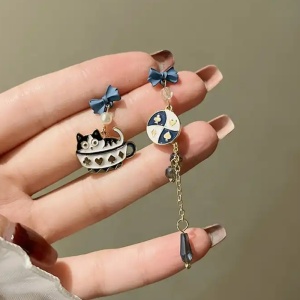 Cercei dama, model cu pisica norocoasa, accesorizati cu cristale din sticla si fundite, tematica lucky cat, negri cu alb - Img 2