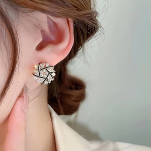 Cercei dama, model elegant cu floricele, tematica fancy flower bloom, negru cu alb - Img 3
