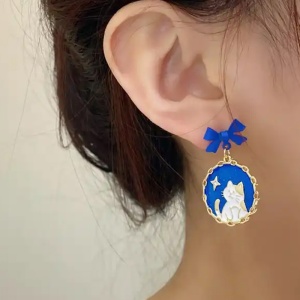 Cercei dama, model rotund cu pisicuta simpatica, accesorizati cu fundite, tematica pisiceala de la miezul noptii, albastri - Img 3