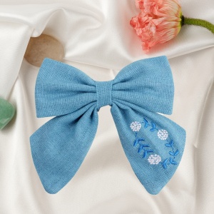 Clama de par, model school memories accesorizat cu funda supradimensionata, detaliu brodat cu elemente delicate florale, albastra - Img 3