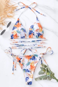 Costum de baie dama, 2 piese, model minimalist senzual, sutien cupe triunghiulare cu prindere crossbody, chilot decupaj clasic croi ingust reglabil, tematica summer flower alb - Img 4