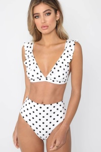 Costum de baie dama, 2 piese, model sexy trendy cu buline, sutien cu volanas, decolteu adanc in V si chilot cu talie inalta alb - Img 4