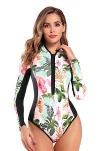 Costum de baie intreg, maneca lunga, inchidere cu fermoar, slip brazilian, imprimeu alb cu roz RO